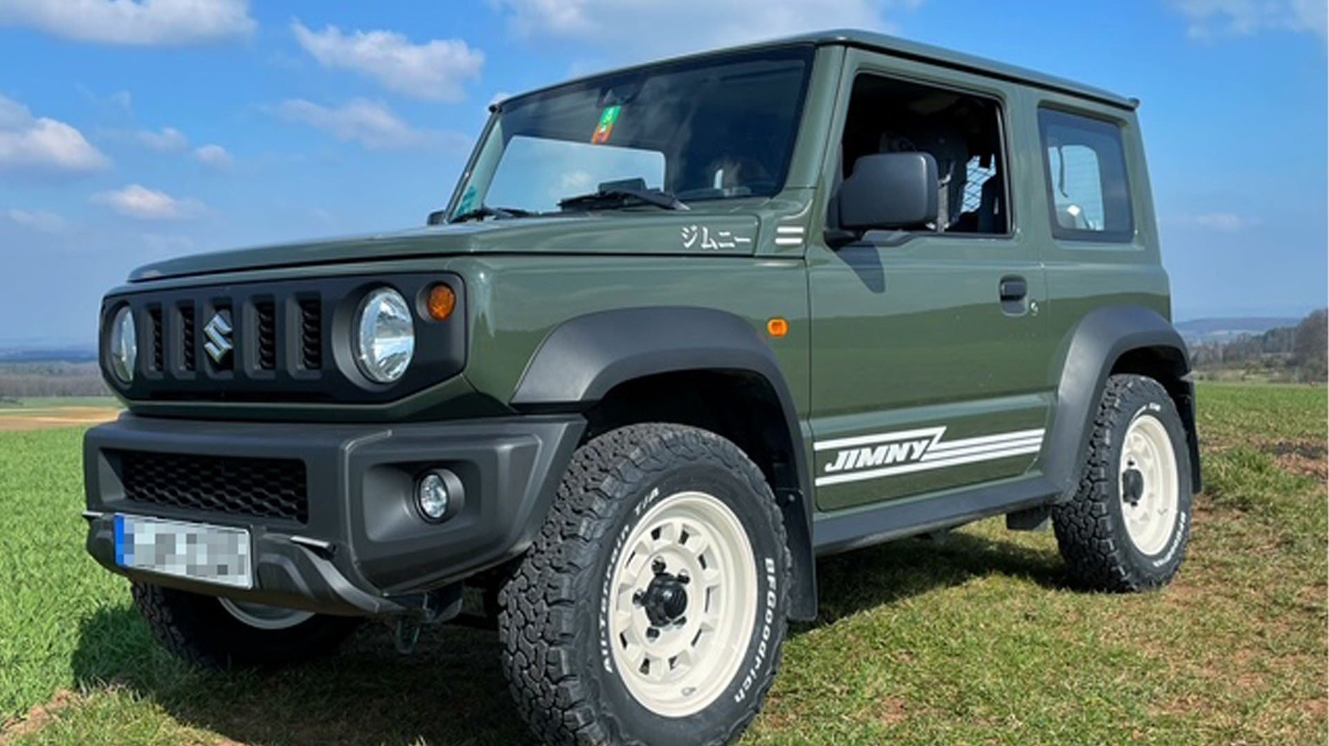 Jungle green Suzuki Jimny (2018+) fitted with High Peak J-01 wheels in Vintage White