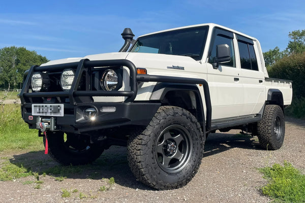 White Toyota Land Cruiser 79 (1984+) with 17" BRADLEY V wheels in Gunmetallic
