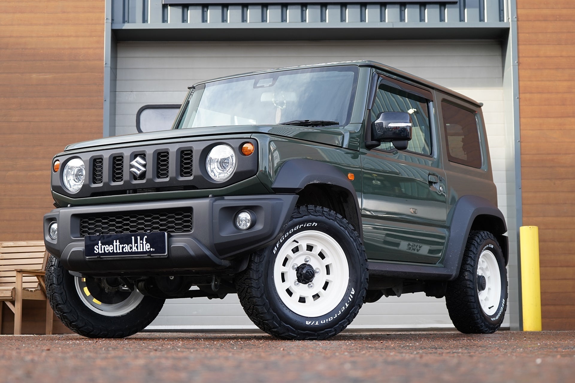 Suzuki Jimny (2018+) with a standard suspension set-up with 16" HIGH PEAK J-01 wheels and BF Goodrich KO3 tyres.