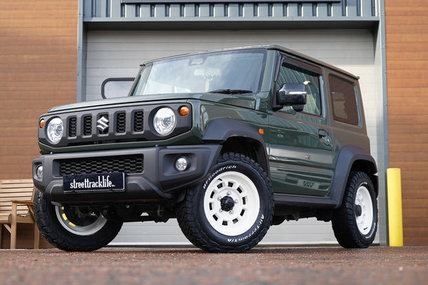 Suzuki Jimny (2018+) with a standard suspension set-up with 16" HIGH PEAK J-01 wheels and BF Goodrich KO3 tyres.