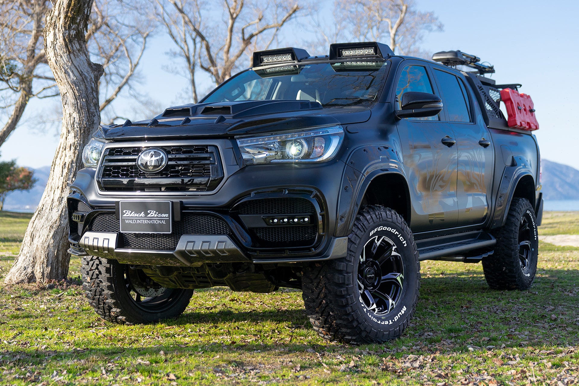 Toyota Hilux (2016+) with WALD VORSALINO wheels.